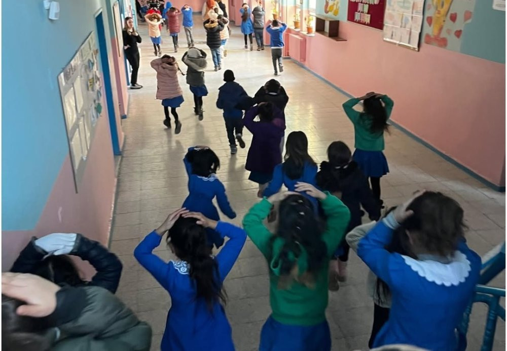 Ağrı’da deprem tatbikatı! Minik öğrencilere deprem bilinci aşılandı