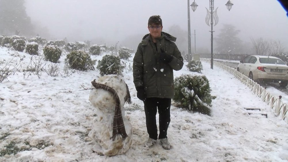 Beyaza büründü! Karın tadını çıkarmak için İstanbul'un en yüksek tepesine gittiler