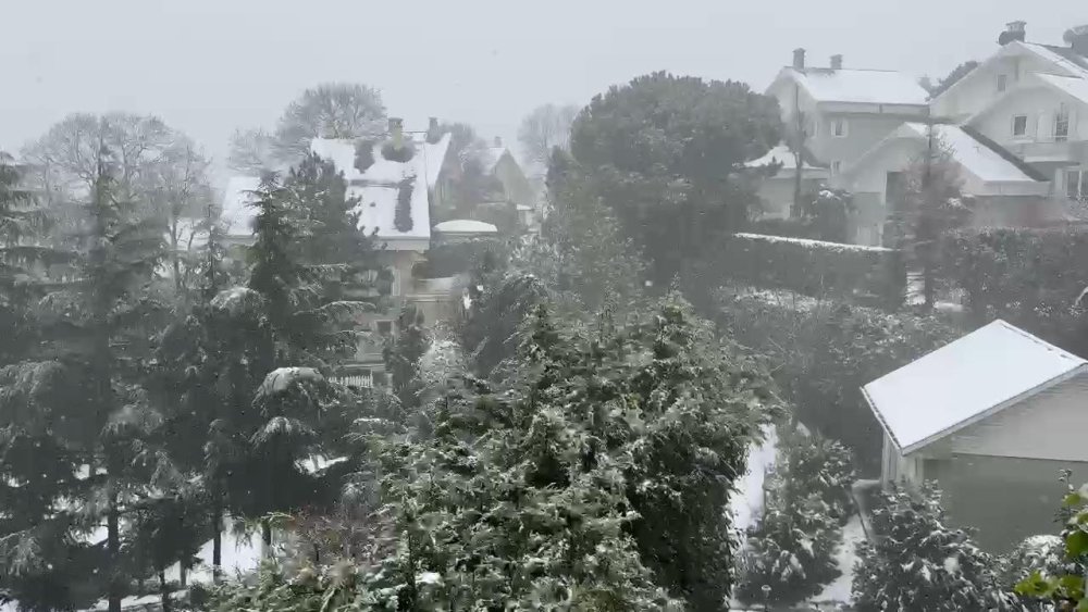 Beyaza büründü! Karın tadını çıkarmak için İstanbul'un en yüksek tepesine gittiler