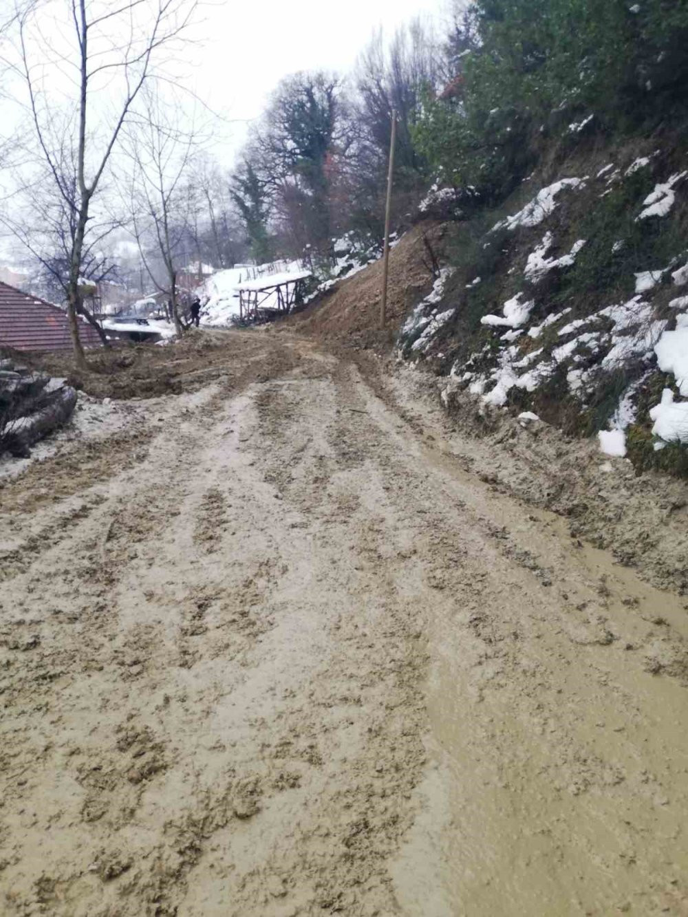 Heyelan nedeniyle kapanan yol ulaşıma açıldı