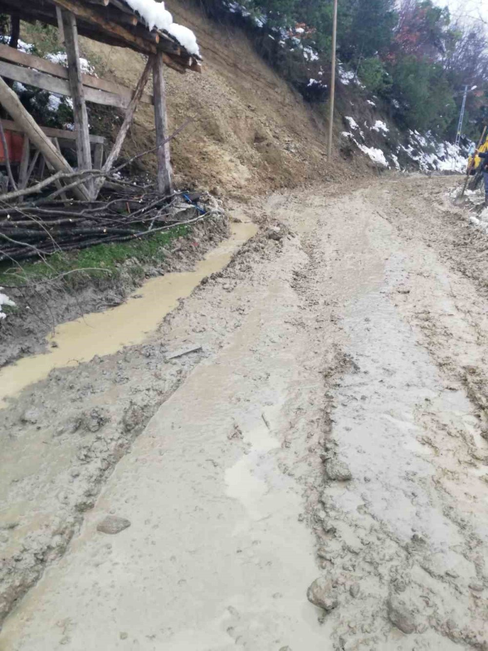 Heyelan nedeniyle kapanan yol ulaşıma açıldı