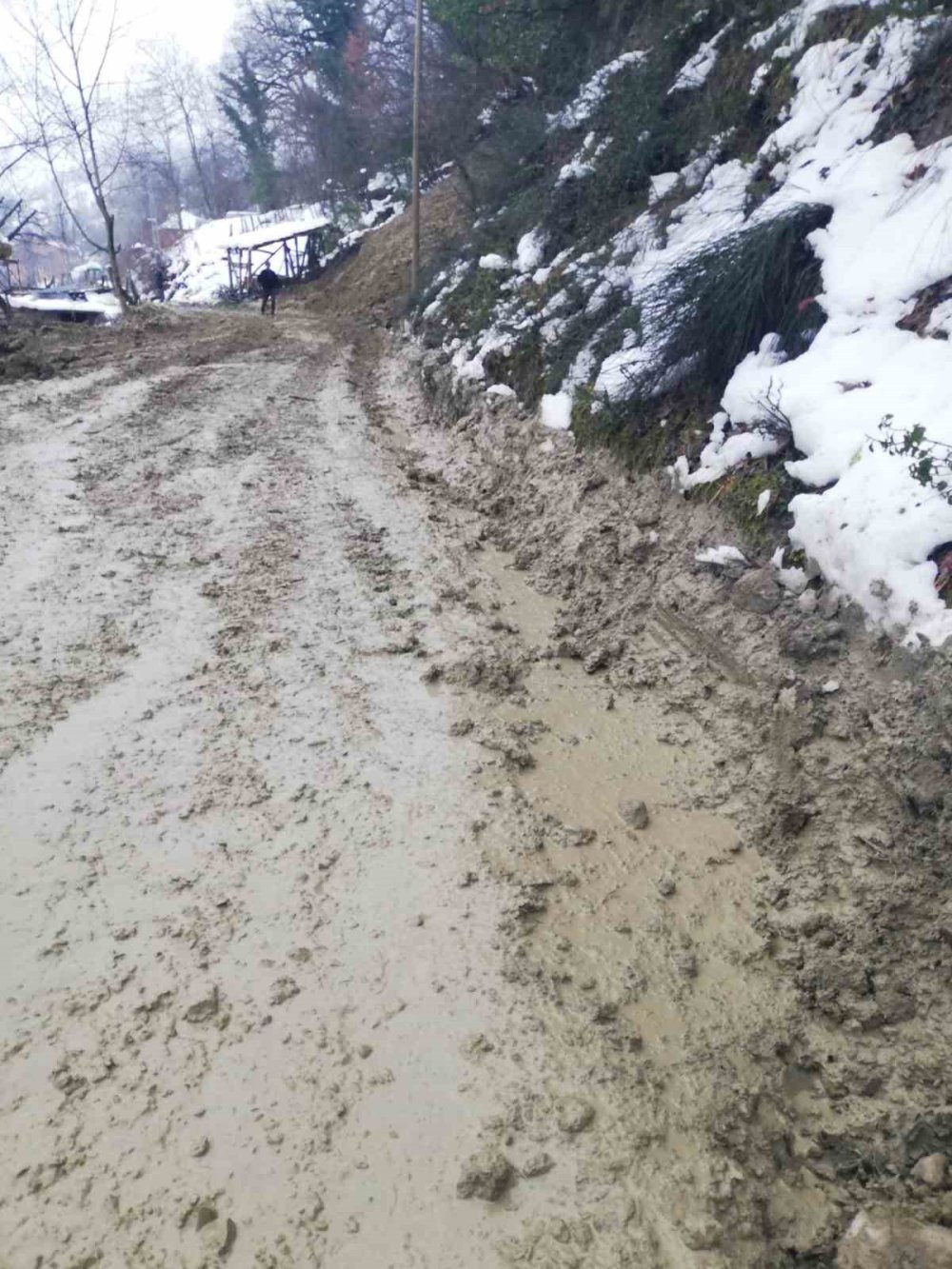Heyelan nedeniyle kapanan yol ulaşıma açıldı