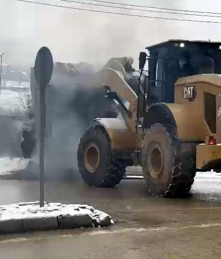 Bolu’da korku dolu anlar! Yanan arabaya toprak döktü