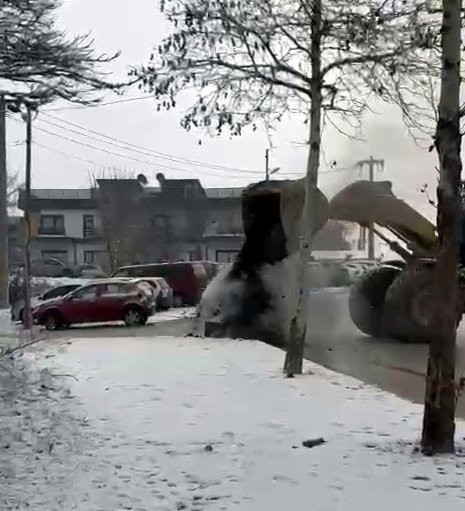 Bolu’da korku dolu anlar! Yanan arabaya toprak döktü