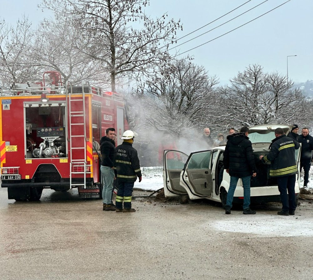 Bolu’da korku dolu anlar! Yanan arabaya toprak döktü