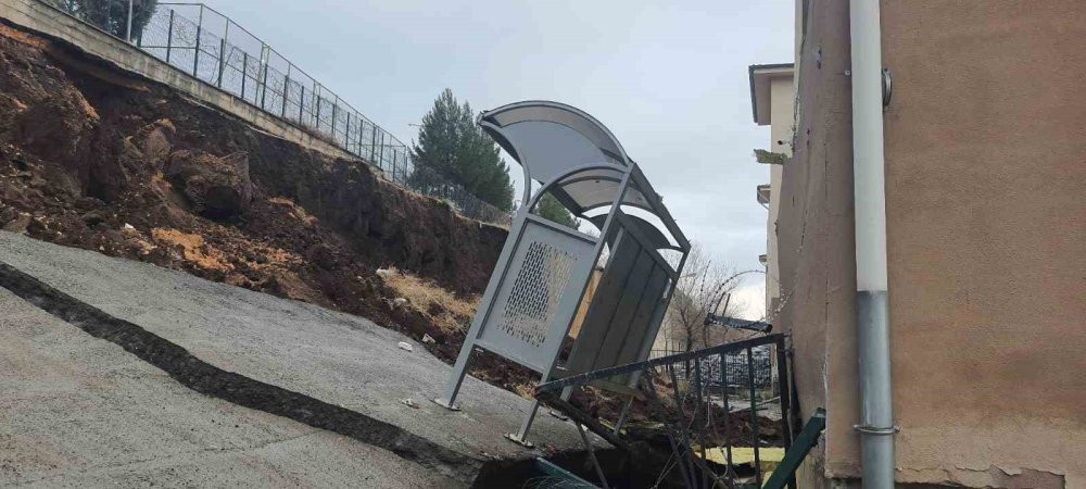 Servisten inerken yakalandılar! Okulun istinat duvarı böyle çöktü: Öğrenciler ölümden döndü