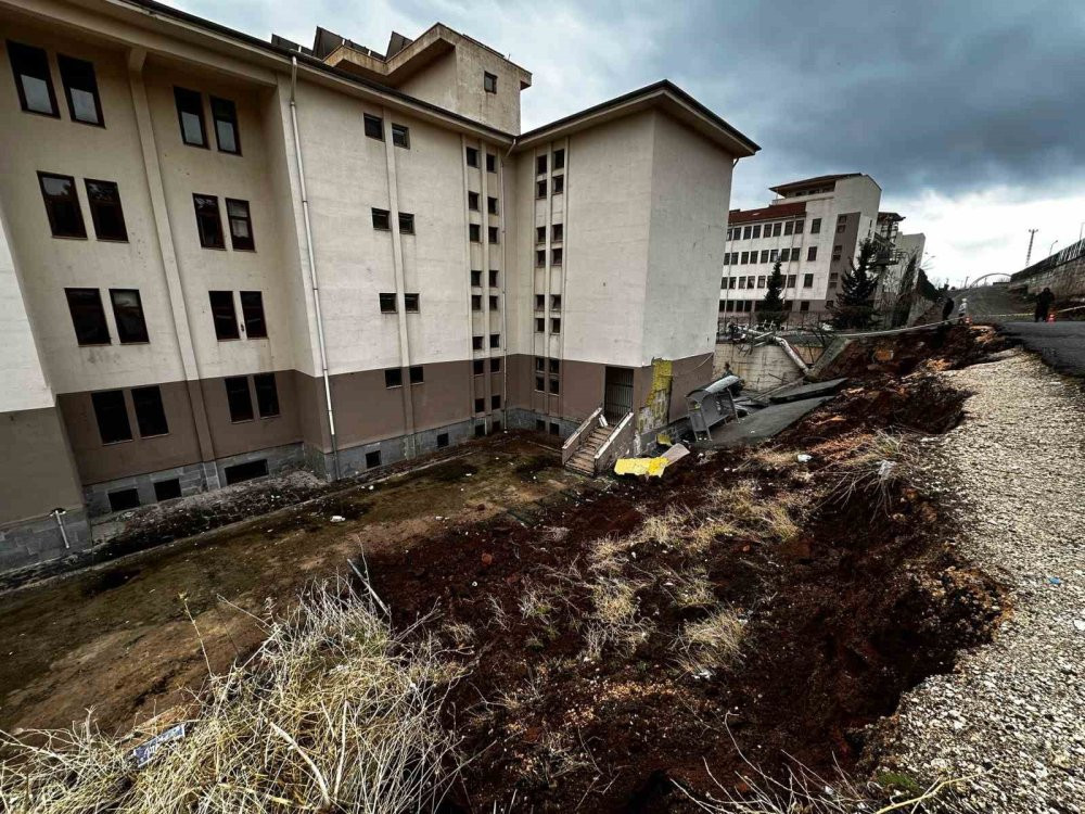 Servisten inerken yakalandılar! Okulun istinat duvarı böyle çöktü: Öğrenciler ölümden döndü