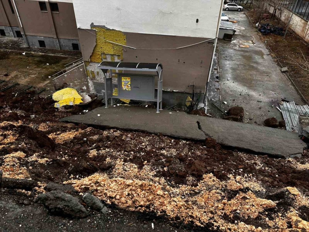 Servisten inerken yakalandılar! Okulun istinat duvarı böyle çöktü: Öğrenciler ölümden döndü