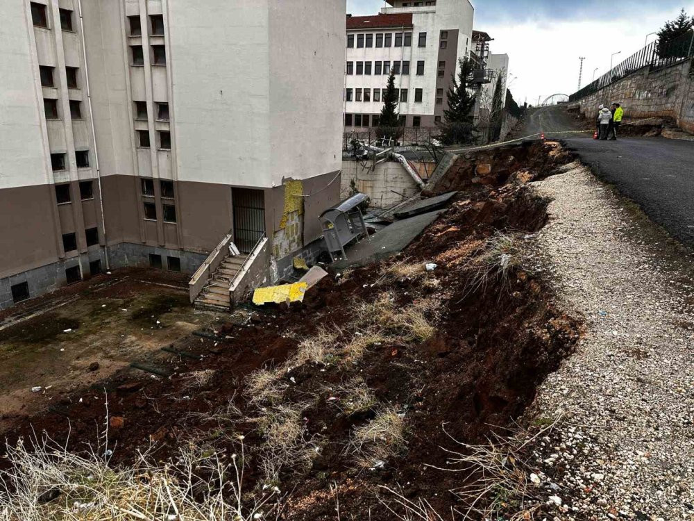 Servisten inerken yakalandılar! Okulun istinat duvarı böyle çöktü: Öğrenciler ölümden döndü