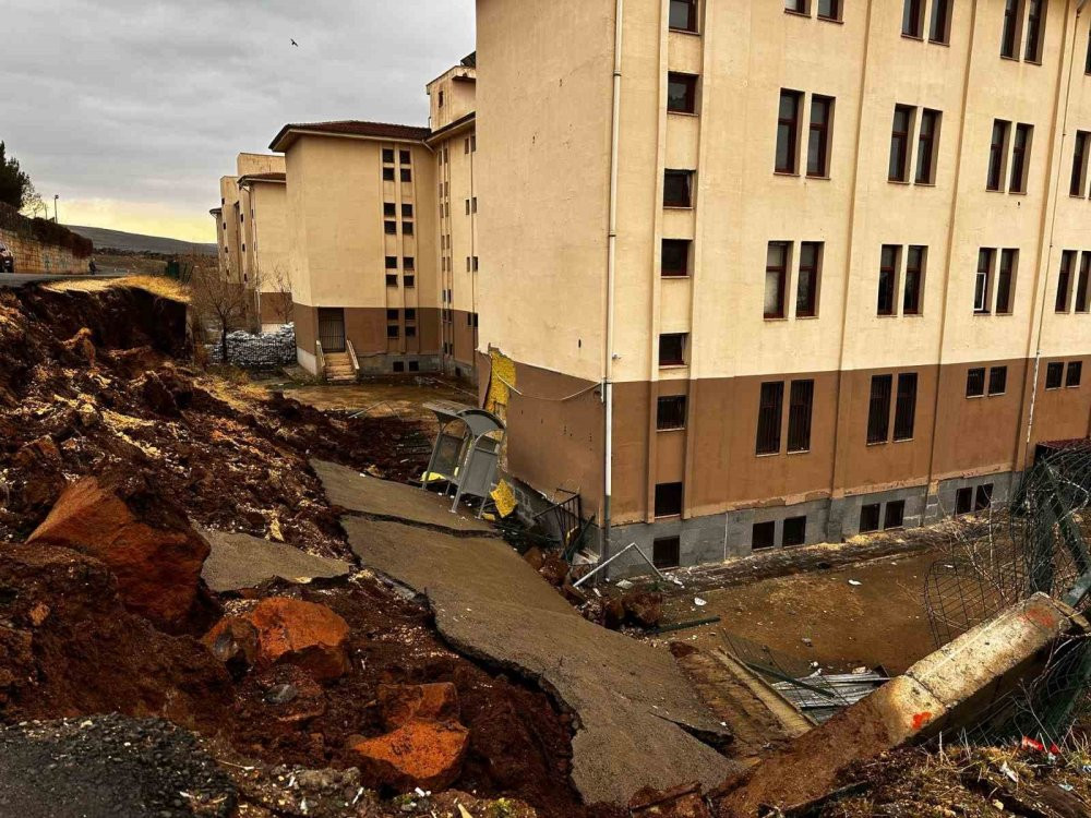 Servisten inerken yakalandılar! Okulun istinat duvarı böyle çöktü: Öğrenciler ölümden döndü