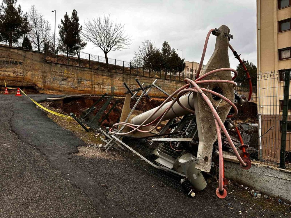 Servisten inerken yakalandılar! Okulun istinat duvarı böyle çöktü: Öğrenciler ölümden döndü