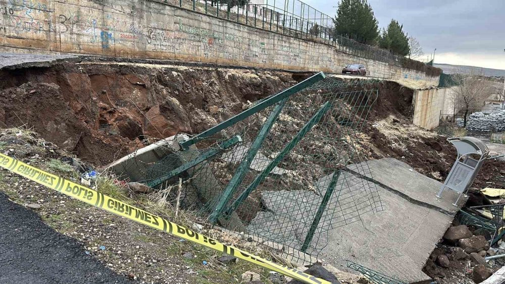 Servisten inerken yakalandılar! Okulun istinat duvarı böyle çöktü: Öğrenciler ölümden döndü