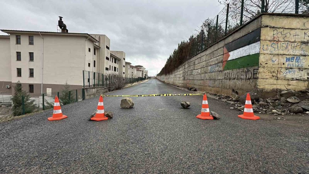 Servisten inerken yakalandılar! Okulun istinat duvarı böyle çöktü: Öğrenciler ölümden döndü