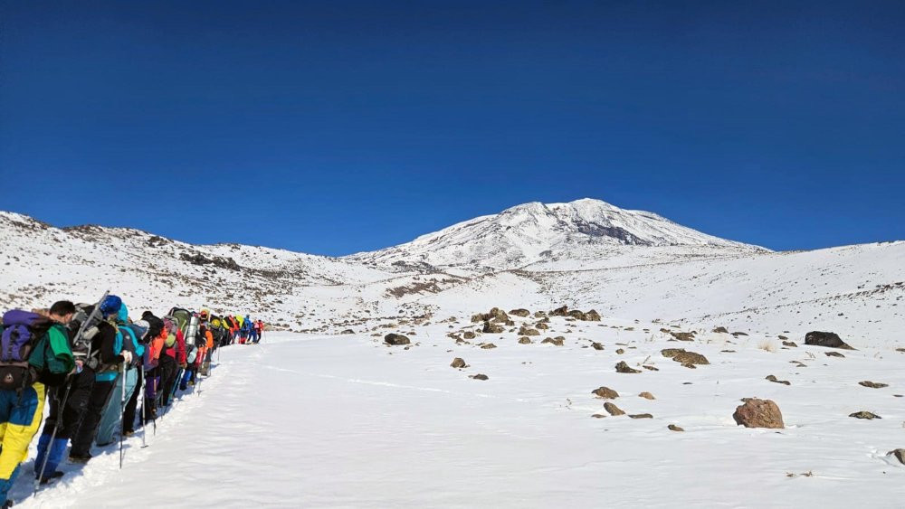 33 dağcı, Ağrı Dağı'na tırmanışa geçti