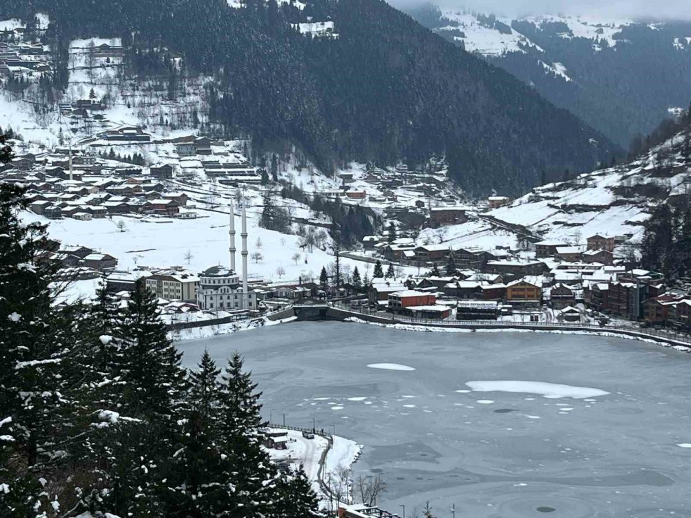 Göl buz tuttu! Eşsiz manzara oluştu