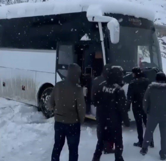 Karda mahsur kalanlara polis yetişti