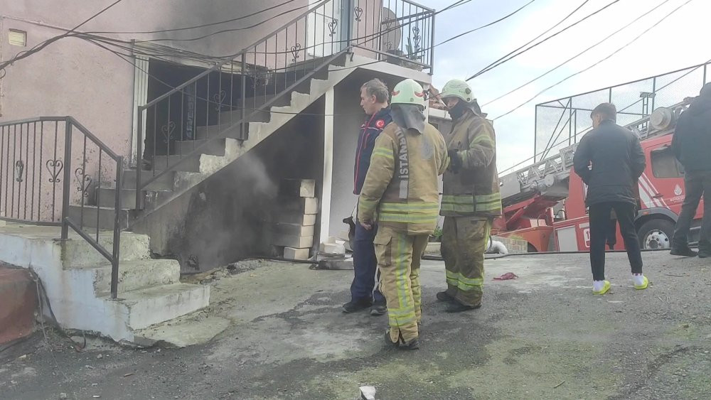 Sarıyer'de 2 katlı binada çıkan yangın söndürüldü