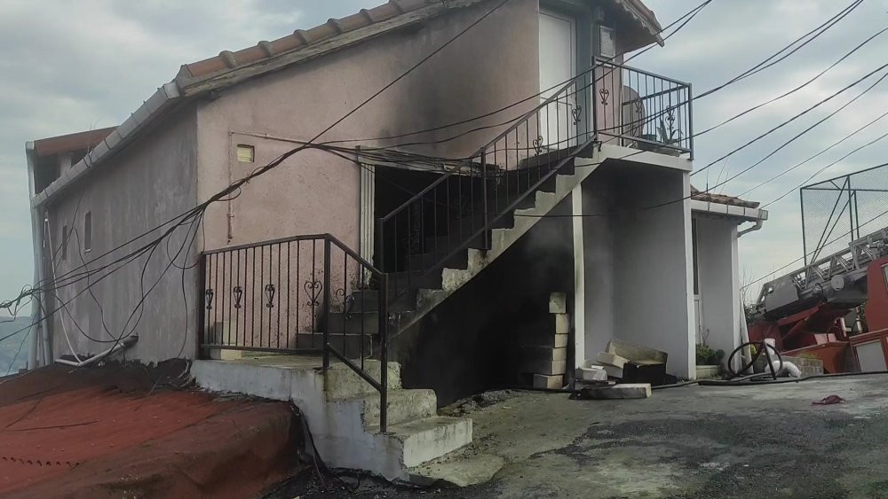 Sarıyer'de 2 katlı binada çıkan yangın söndürüldü