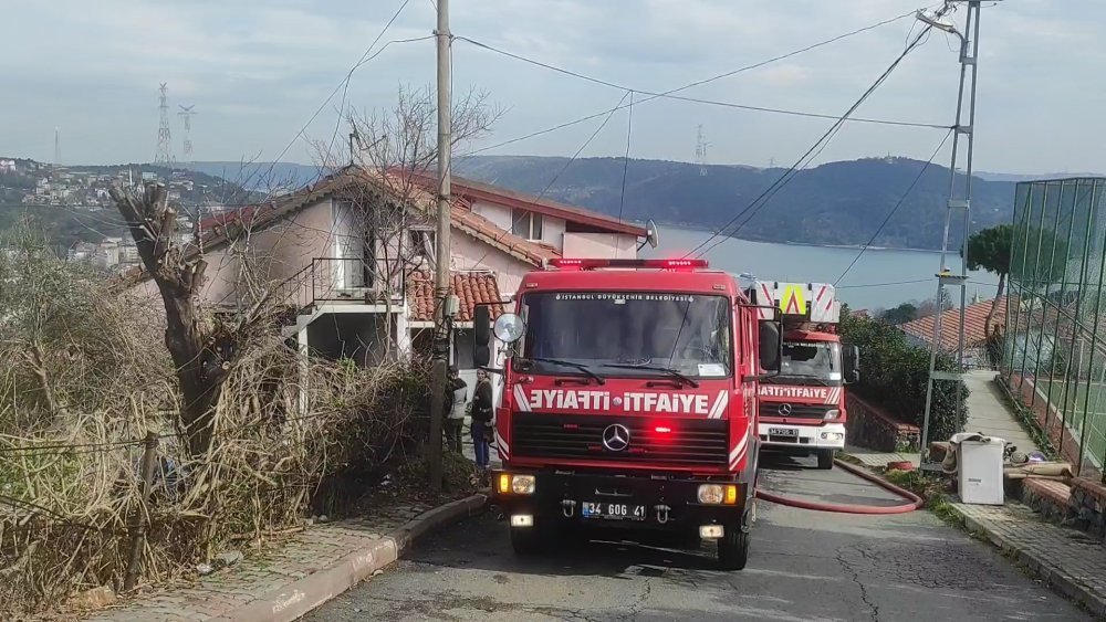 Sarıyer'de 2 katlı binada çıkan yangın söndürüldü