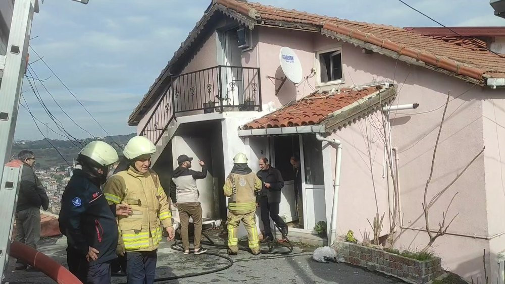 Sarıyer'de 2 katlı binada çıkan yangın söndürüldü