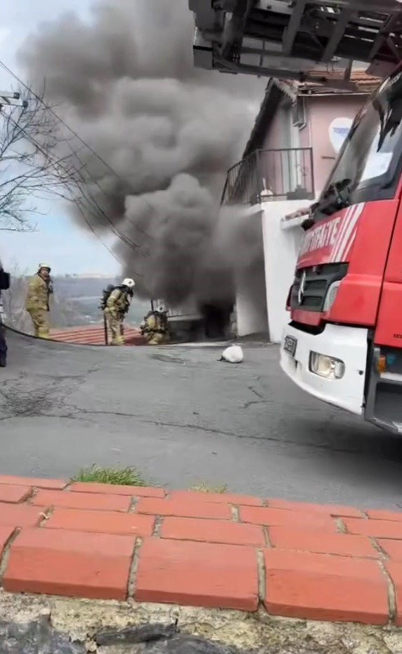 Sarıyer'de 2 katlı binada çıkan yangın söndürüldü