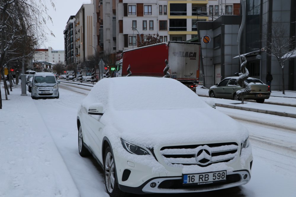 Van'da eğitime bir gün ara