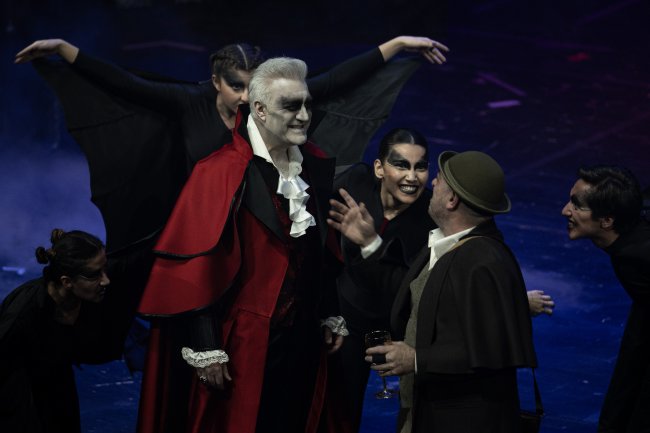 aa-20250214-37057534-37057529-dtnin-dracula-bir-dehset-komedisi-oyunu-seyirciyle-bulustu.jpg