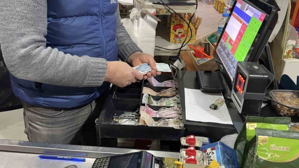 Arnavutköy’de bir şahıs sahte dolarla alışveriş yapıp para üstü aldı