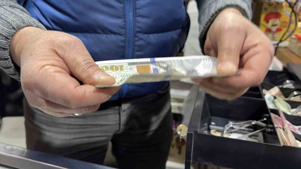 Arnavutköy’de bir şahıs sahte dolarla alışveriş yapıp para üstü aldı