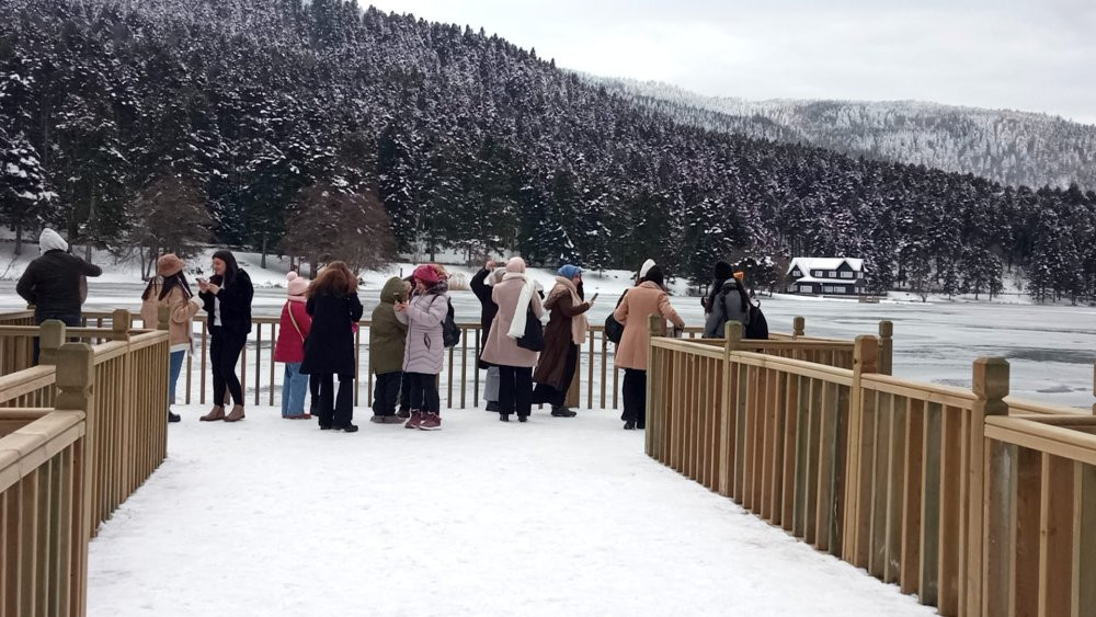 Gölcük Tabiat Parkı ziyaretçi akınına uğradı
