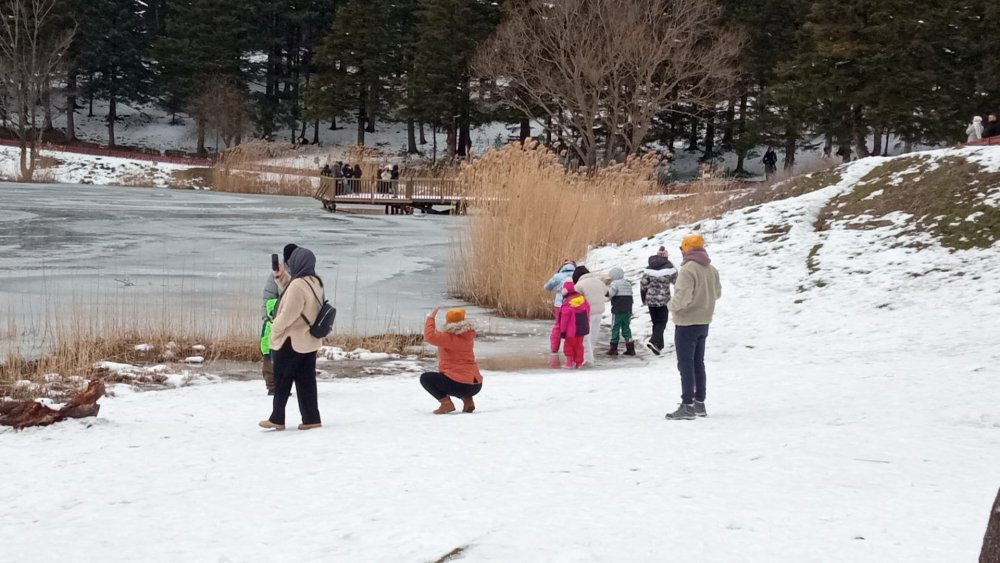 Gölcük Tabiat Parkı ziyaretçi akınına uğradı