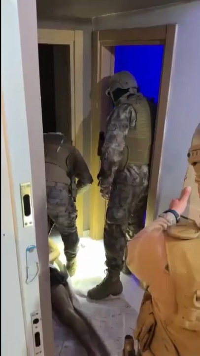 Harç çetesinin lideri kadın çıktı! Yere yatırıp ters kelepçe takıldı