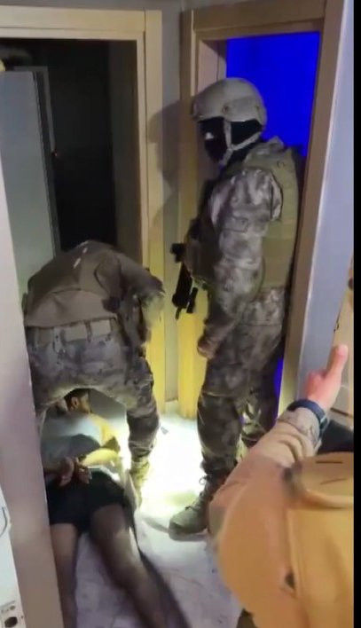 Harç çetesinin lideri kadın çıktı! Yere yatırıp ters kelepçe takıldı