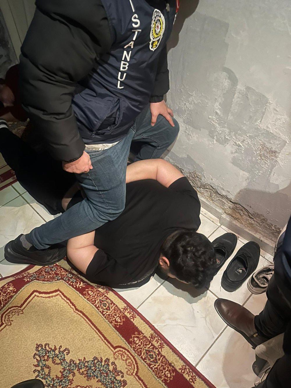 Harç çetesinin lideri kadın çıktı! Yere yatırıp ters kelepçe takıldı