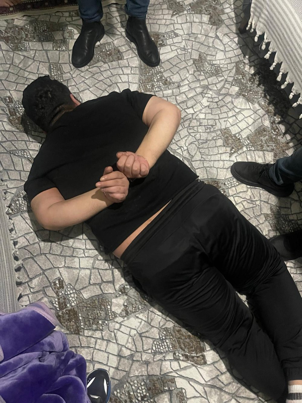 Harç çetesinin lideri kadın çıktı! Yere yatırıp ters kelepçe takıldı