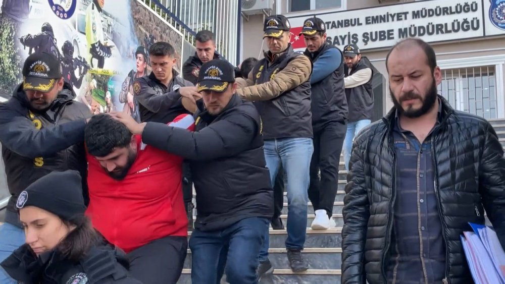 Harç çetesinin lideri kadın çıktı! Yere yatırıp ters kelepçe takıldı