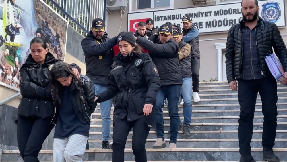 Harç çetesinin lideri kadın çıktı! Yere yatırıp ters kelepçe takıldı