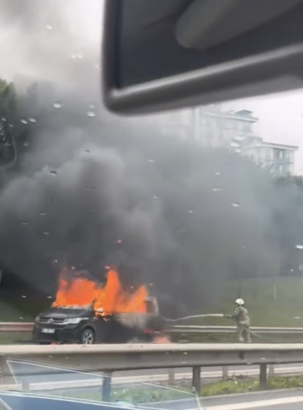 İstanbul'da seyir halindeki araç alev topuna döndü