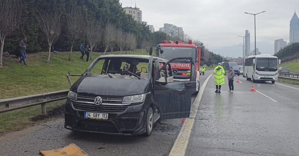 İstanbul'da seyir halindeki araç alev topuna döndü