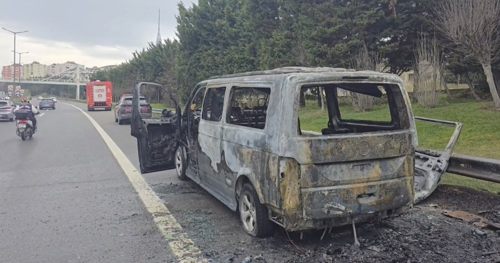 İstanbul'da seyir halindeki araç alev topuna döndü
