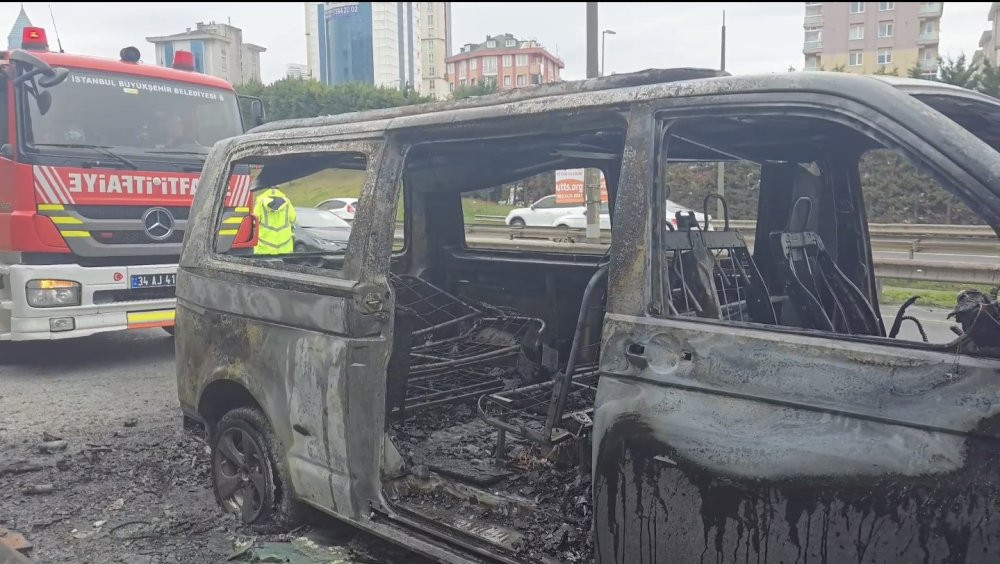 İstanbul'da seyir halindeki araç alev topuna döndü