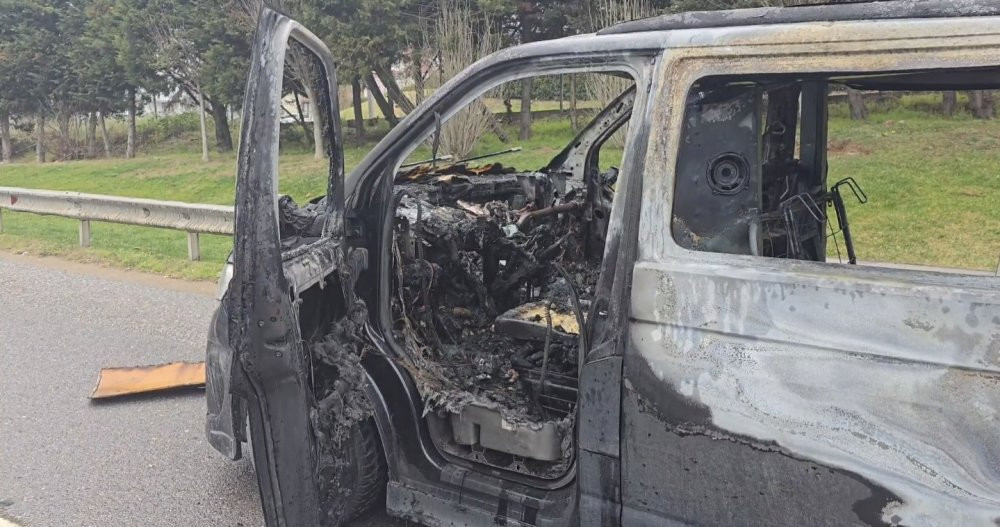 İstanbul'da seyir halindeki araç alev topuna döndü