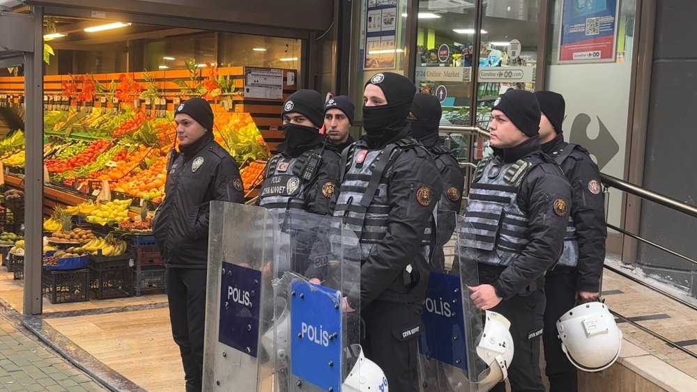 50 yıllık semt pazarı kapatıldı! Pazarcı esnafın yürüyüşü engellendi