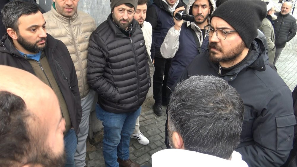 50 yıllık semt pazarı kapatıldı! Pazarcı esnafın yürüyüşü engellendi