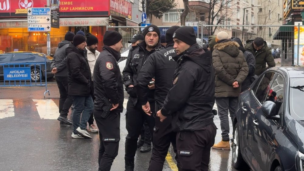 50 yıllık semt pazarı kapatıldı! Pazarcı esnafın yürüyüşü engellendi