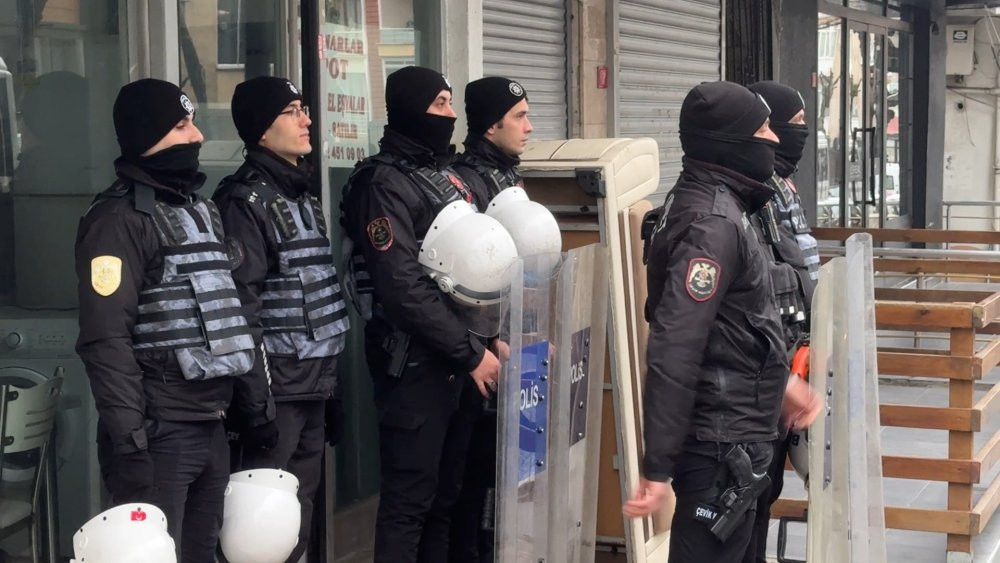 50 yıllık semt pazarı kapatıldı! Pazarcı esnafın yürüyüşü engellendi