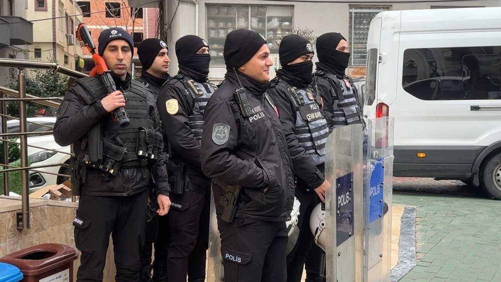 50 yıllık semt pazarı kapatıldı! Pazarcı esnafın yürüyüşü engellendi