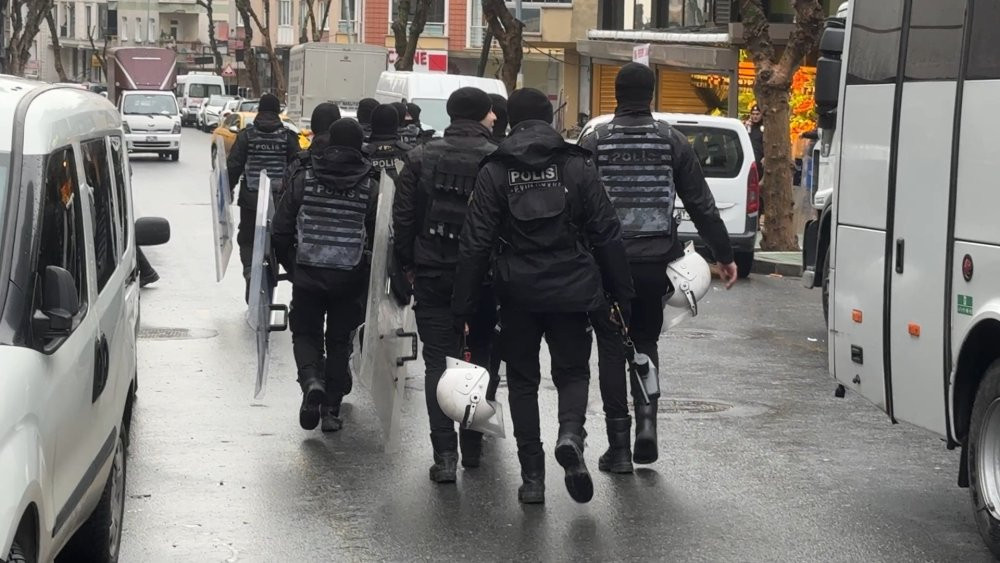 50 yıllık semt pazarı kapatıldı! Pazarcı esnafın yürüyüşü engellendi