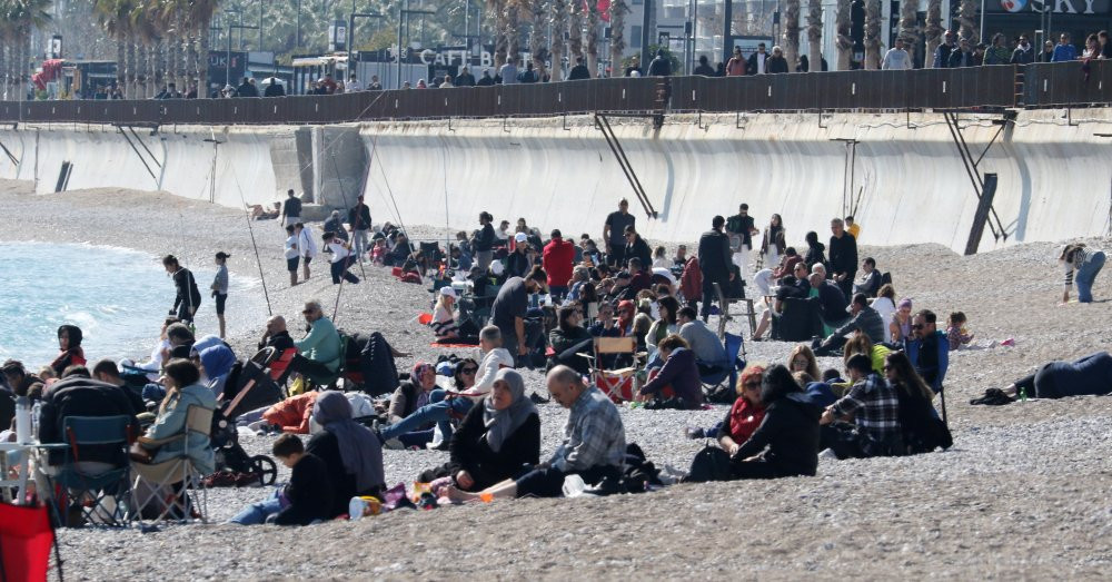 Antalya'da güneşli havada sahil keyfi