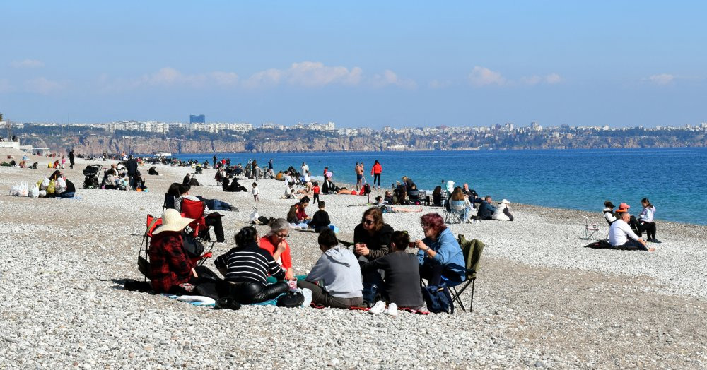 Antalya'da güneşli havada sahil keyfi
